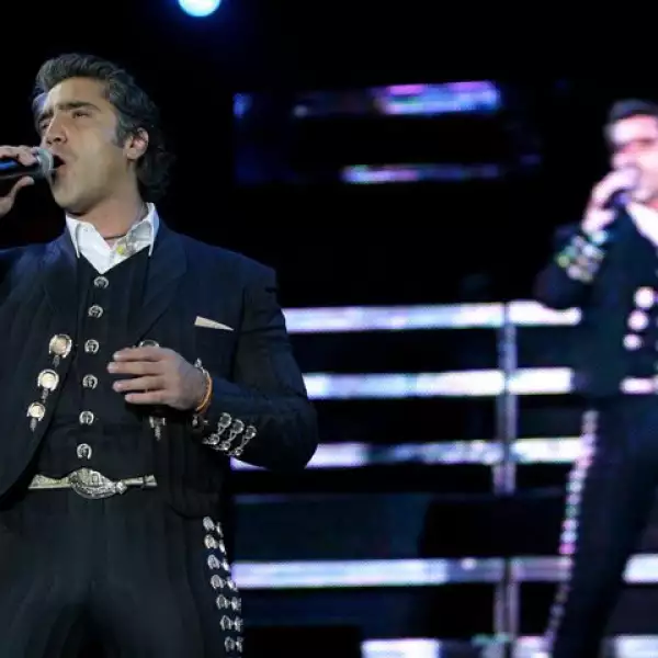 Al Potrillo no le ha quedó más que confesarse mujeriego luego de sus románticas fotos con la jalisciense Ayari Anaya o la regia Linda Alarcón. Sin embargo, se ha mantenido en contacto con Ximena Díaz, madre de dos de sus hijos.