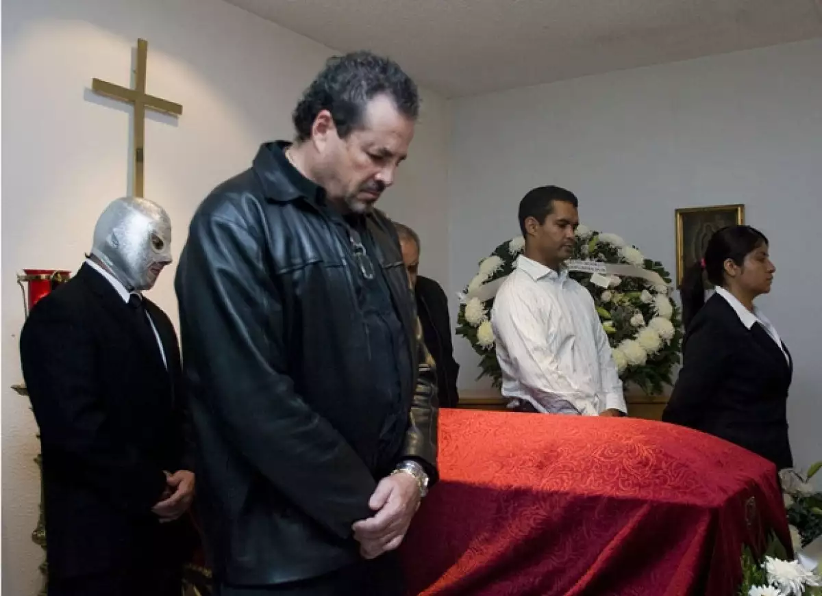 Entre los que se dieron cita al funeral del Gaspar Henaine fue El Hijo del Santo.
