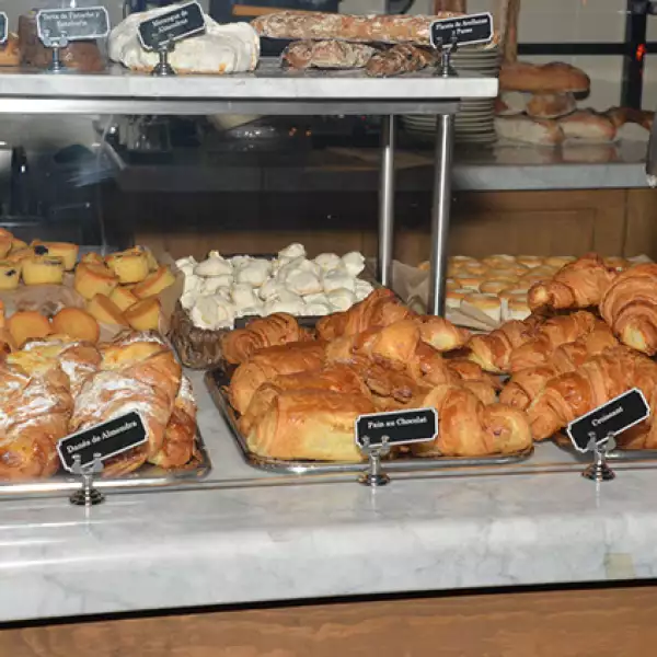 Las propuestas del Chef Coumont: Diversos platillos y bocadillos preparados con el exquisito pan artesanal de Le Pain Quotidien.