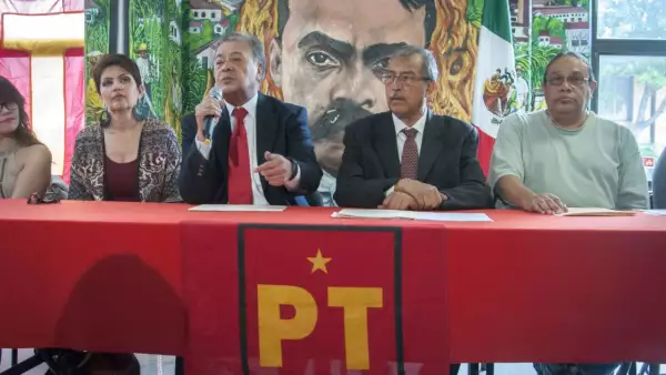 MÉXICO, D.F., 18JUNIO2015.- Pedro Vázquez González, representante del Partido del Trabajo (PT) ante el Instituto Nacional Electoral (INE), y Alberto Anaya Gutiérrez, presidente nacional del PT, encabezaron una conferencia de prensa en la sede del partido para hablar sobre las acciones que realizaran ante la posible pérdida de registro como partido político ante el INE, luego de no alcanzar el 3% de los votos a nivel nacional durante las elecciones del pasado 7 de junio.
FOTO: DIEGO SIMÓN SÁNCHEZ /CUARTOSCURO.COM