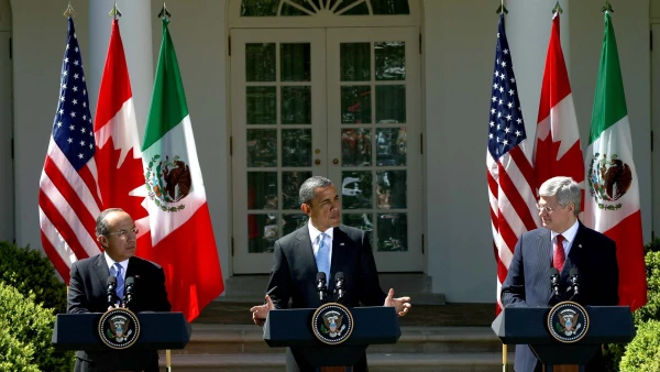 El presidente de México, Felipe Calderón; el presidente de Estados Unidos, Barack Obama, y el primer ministro de Canadá, Stephen Harper, participan en una conferencia en el Jardín de las Rosas.