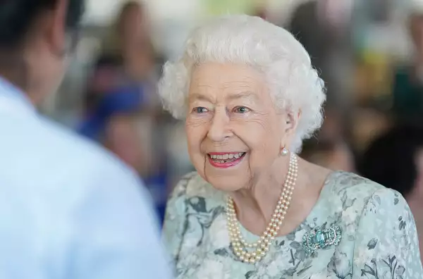 isabel-ii-sonriente-visita-hospital