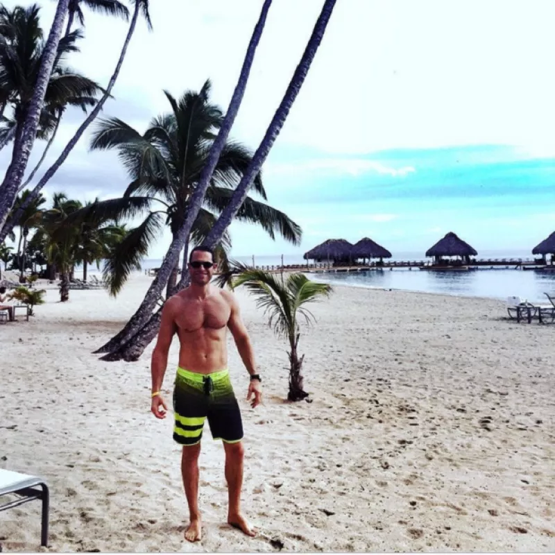 No cabe duda que el actor se la está pasando de lo mejor durante su viaje a República Dominicana, publicando una foto en la que presume su six pack.