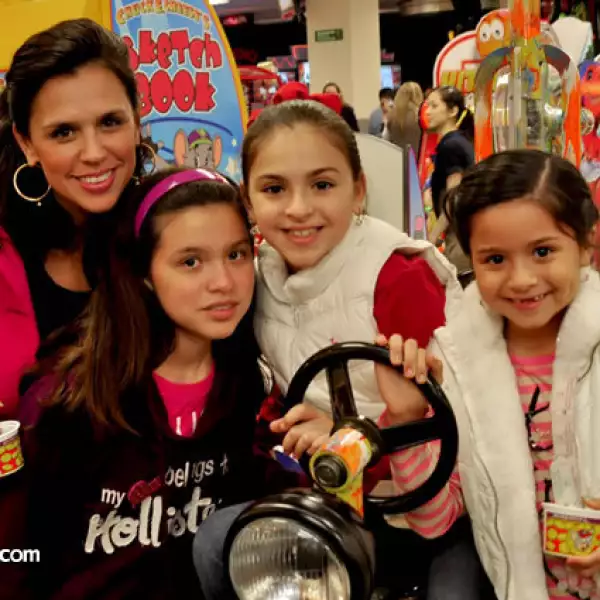 Alejandra Ortega de Cantú y Arianna, Loretta y Luciana Cantú