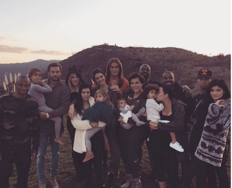 La familia Kardashian se reunió para celebrar el Día de Acción de Gracias. Llamó la atención la presencia de Sctt Disick, quien había terminado su relación con Kourtney por una supuesta infidelidad.