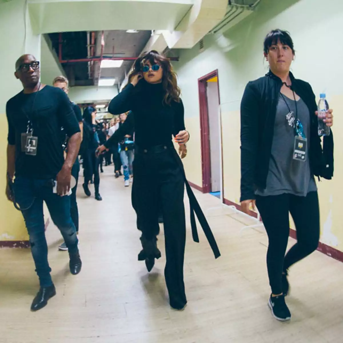 Después de causar molestia en Malasia por sus outftis atrevidos, la cantante decidió usar cuello de tortuga en lo que queda de su gira por varios países de ese continente.