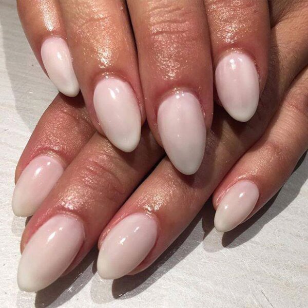 Sus fans, especialmente los hombres, dijeron que sus uñas se veían horribles o que esa forma y color no le quedaban.