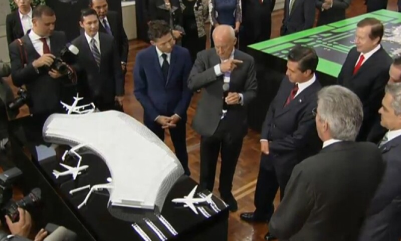 Previo a los discursos, se le presentaron las maquetas al presidente Peña Nieto. (Foto: Cortesía Foster+Partners)