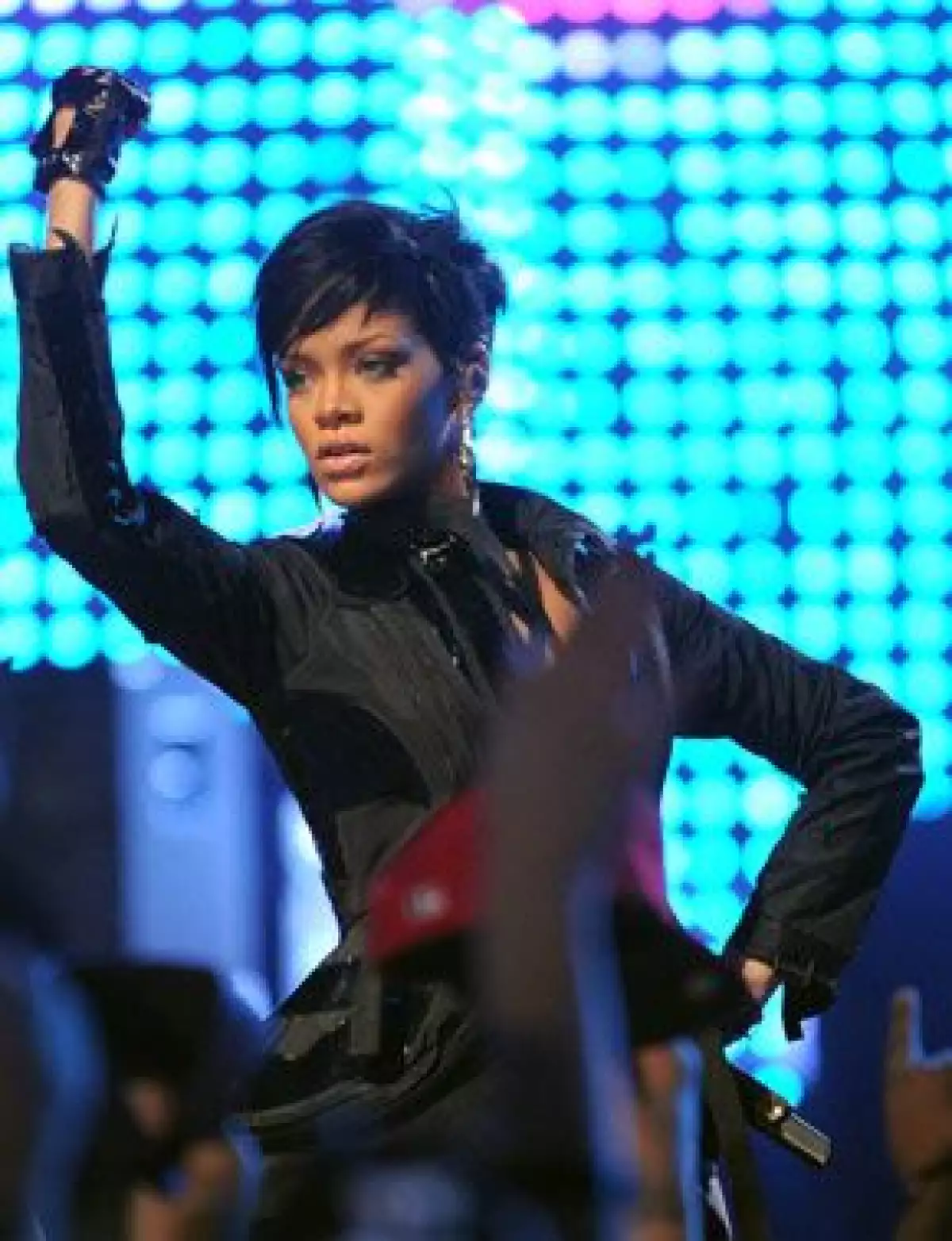 Los promotores de Indonesia dijeron que la artista de 20 años anuló su presentación programada en dicho país para este jueves debido al caso de agresión que involucra a su novio, Chris Brown.