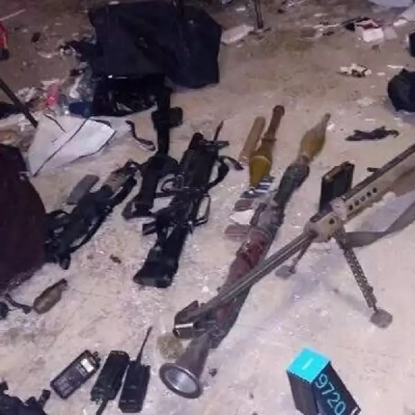 En el operativo también fueron confiscados dos vehículos blindados, armas de fuego y un lanzacohetes, detalló la dependencia en un comunicado emitido el viernes.