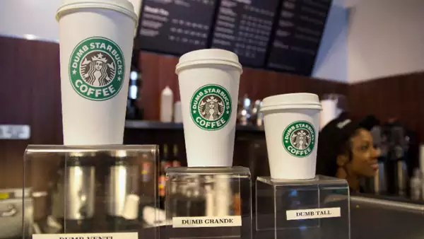 Starbucks pidió a la cafetería, ubicada en un pequeño centro comercial, dejar de usar su imagen ya que está protegida.
