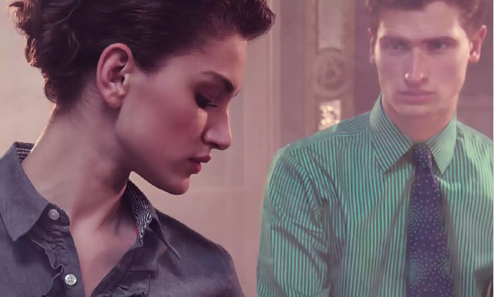 La marca también tiene opciones de camisa para mujer, las cuales guardan detalles en sus forros para darle un toque femenino.