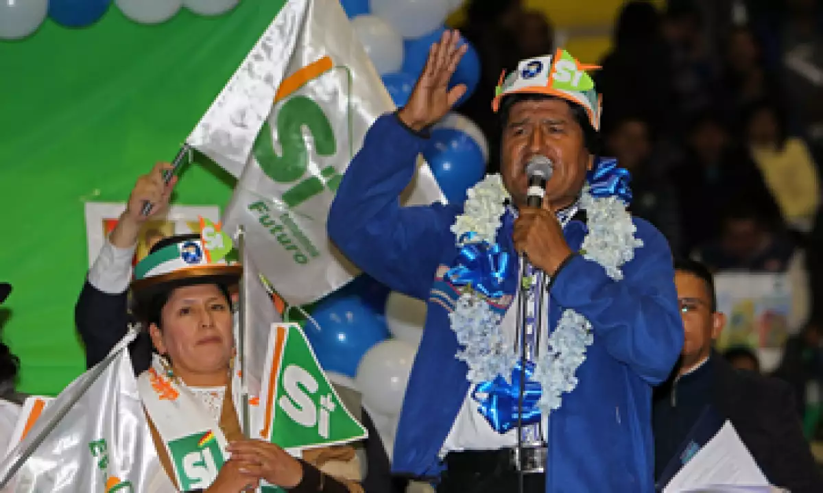 El presidente Evo Morales ha hecho campaña a favor de la reforma que lo beneficiaría con extender su mandato. (Foto: EFE )