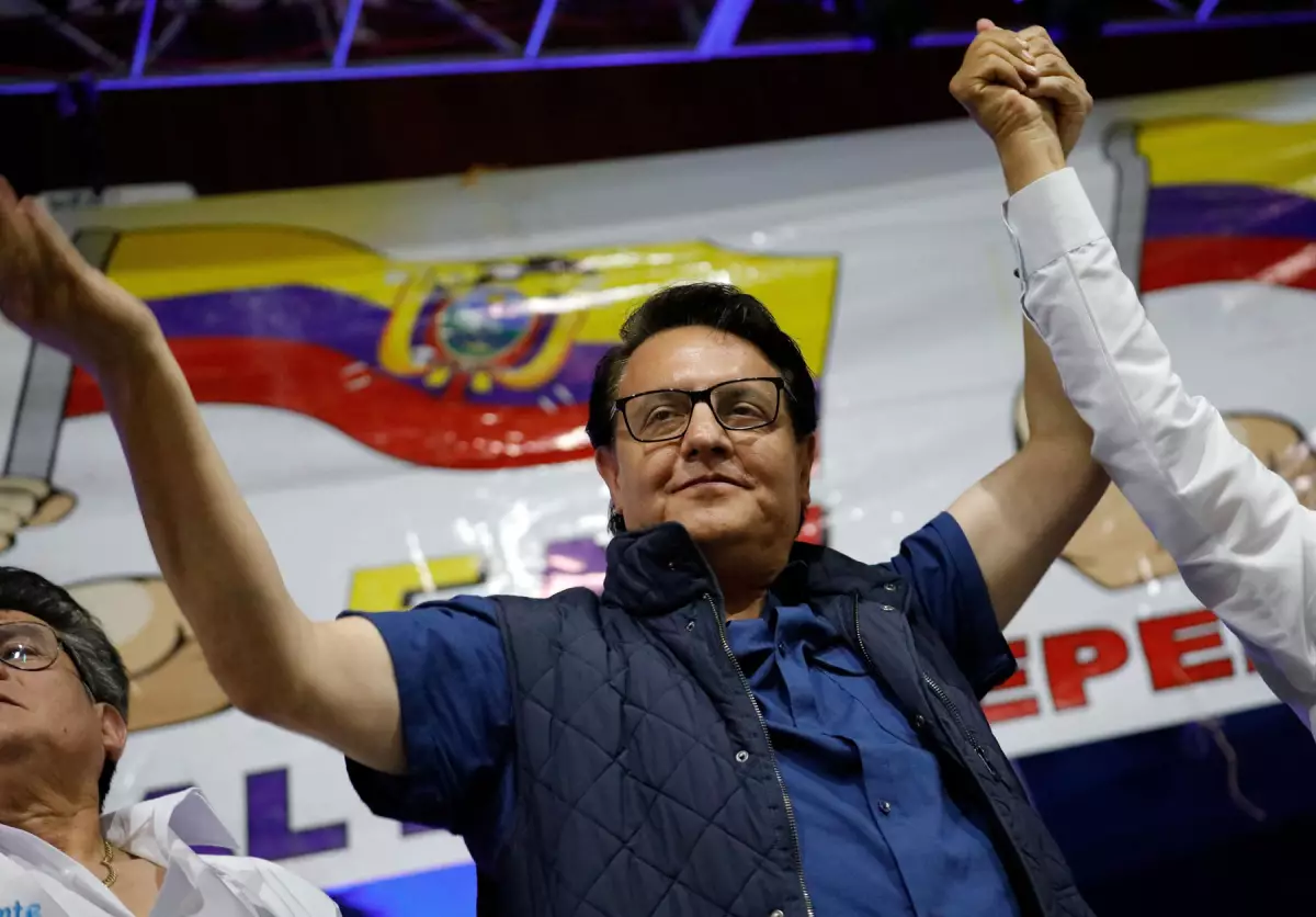 El candidato presidencial ecuatoriano Fernando Villavicencio ondea una bandera ecuatoriana mientras asiste a un mitin en Quito, Ecuador, el 9 de agosto de 2023.