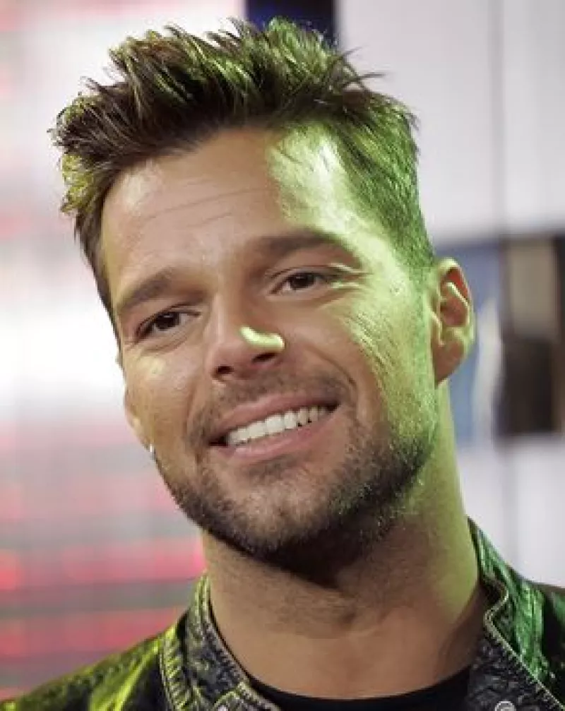 El cantante canceló su viaje al país asiático, para no alejarse de sus hijos gemelos.