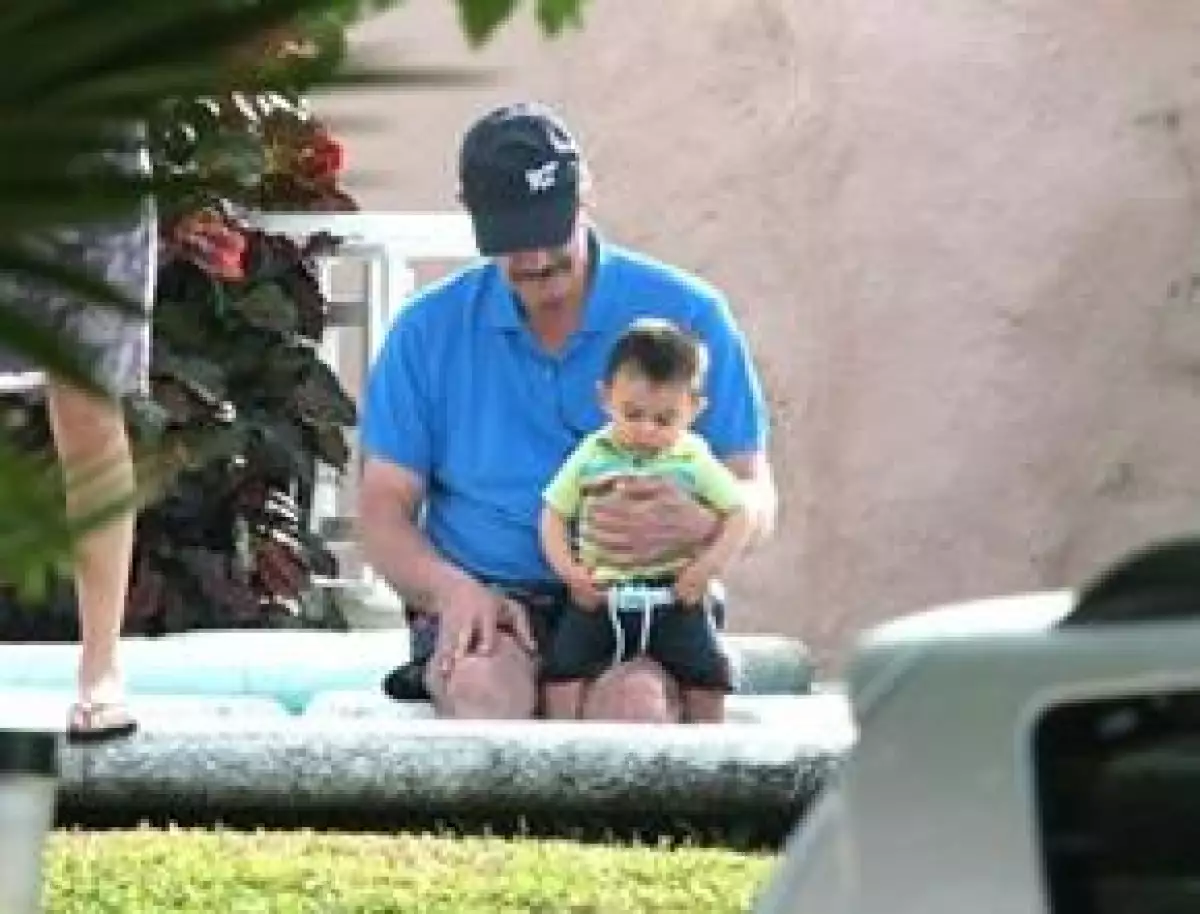 Vicente estuvo con su nieto Emiliano en la alberca de la casa.