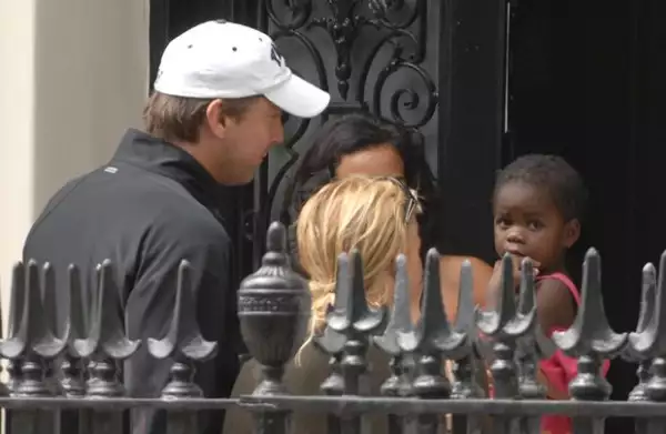 Mercy en la puerta de su nuevo hogar, al parecer, en brazos de su nana.