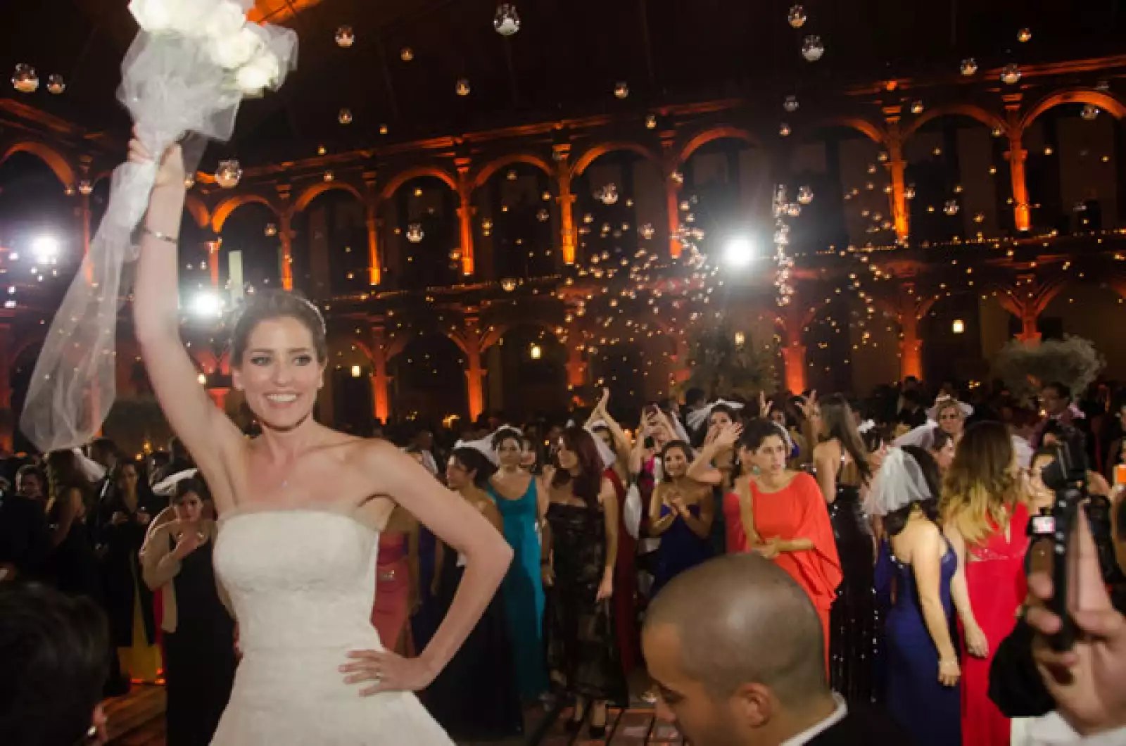 María Inés en el momento de lanzar el ramo de novia.