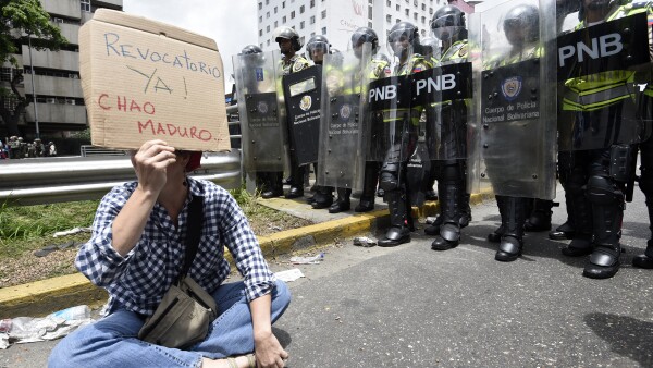 Los manifestantes piden un referendo para destituir al presidente venezolano y convocar a nuevas elecciones.