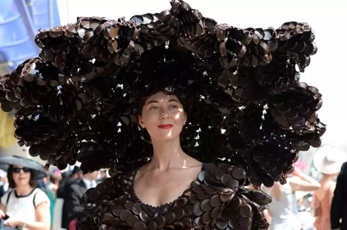 Usar sombrero es indispensable, así que las invitadas realmente se esfuerzan por destacar.