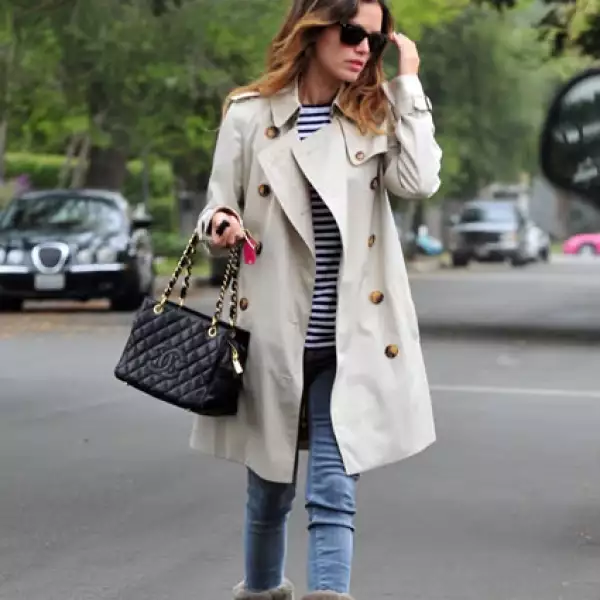 Rachel Bilson sabe combinar piezas más informales con bolsas Chanel.
