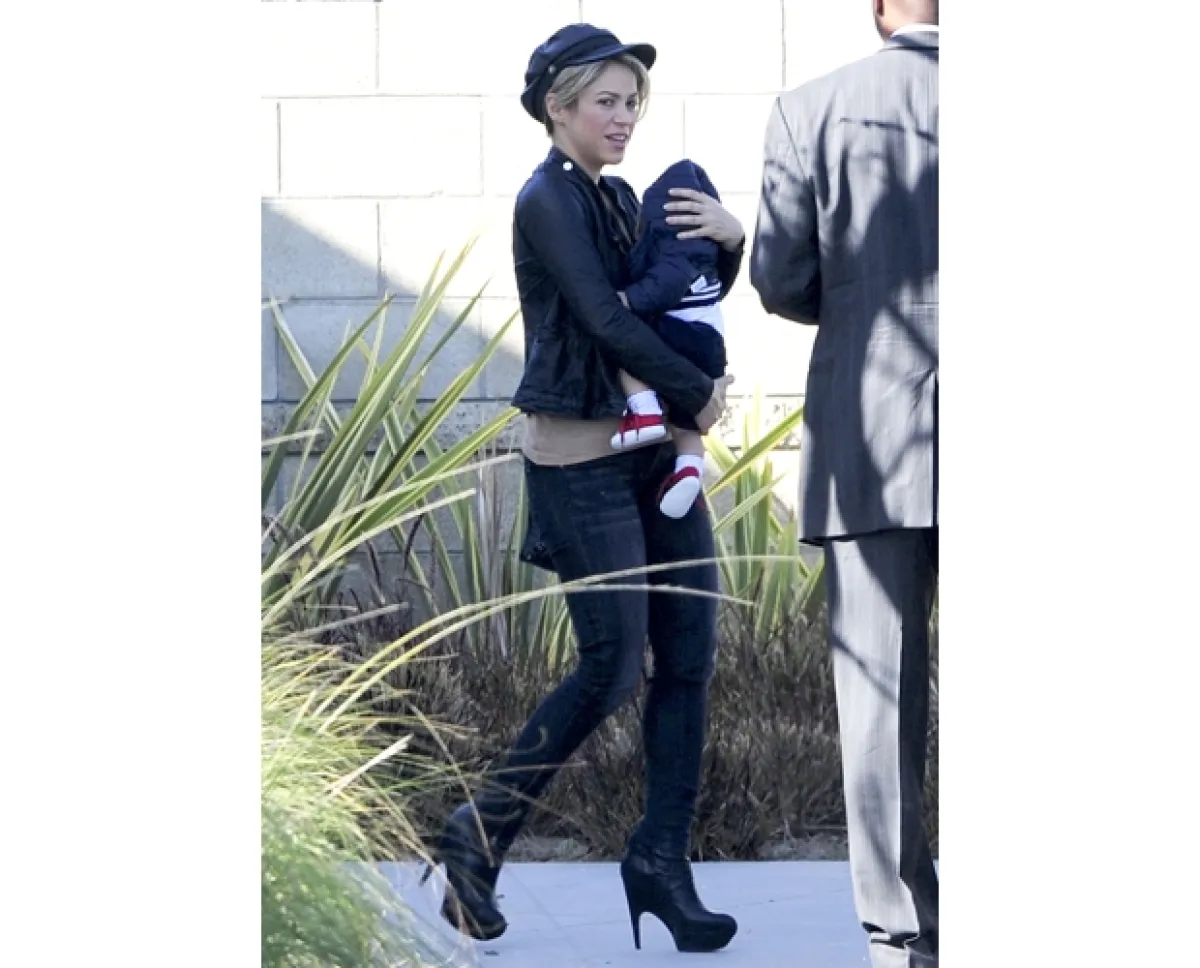 Shakira y su bebé fueron vistos en Los Ángeles, luego de que Milan consiguiera su pasaporte para salir de Barcelona, España.