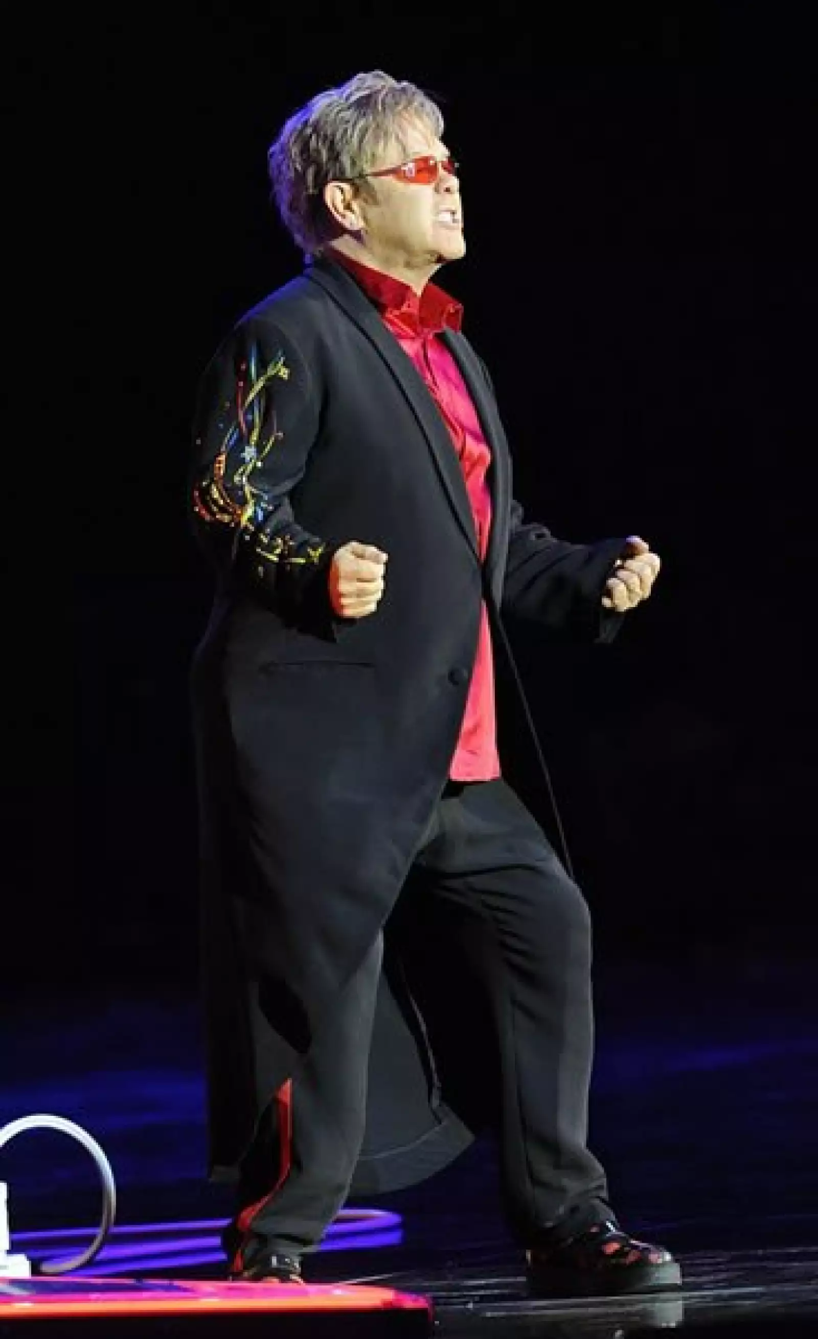 El legendario cantante y compositor Elton John nunca olvidallevar sus lentes a todos lados y la mayoría de las veces se le ha visto con trajes negros sin perder el toque especial que lo caracteriza como alguna camisa de color o algún accesorio llamativo.