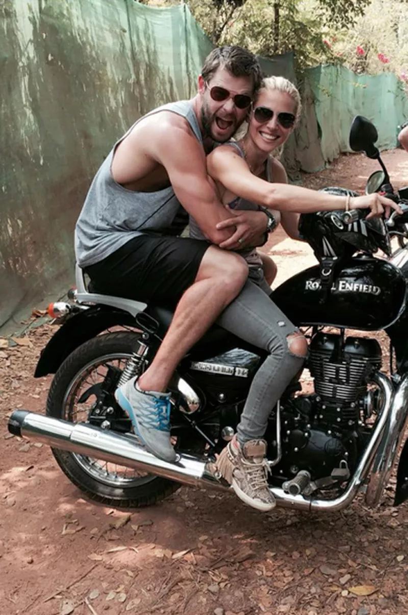 La actriz Elsa Pataky ha publicado en Instagram una foto de sus tres hijos durmiendo en brazos de su padre durante un vuelo, aunque sus viajes no son siempre tan tranquilos.