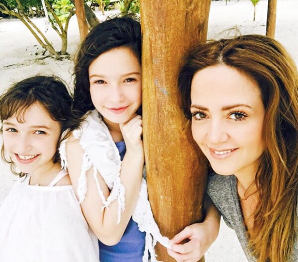 Andrea con sus hijas Mía y Nina en Holbox.