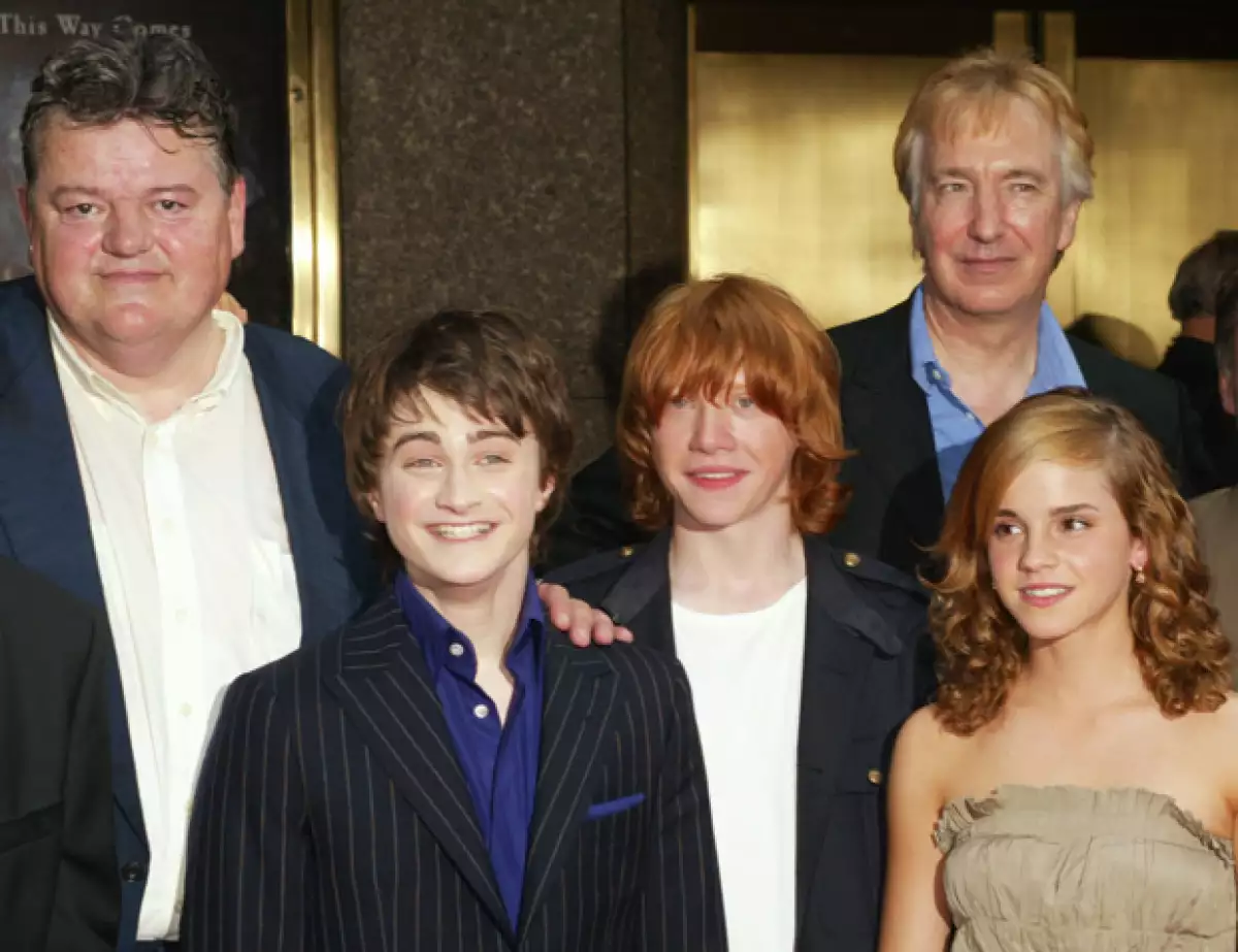 Alan Rickman con Daniel Radcliffe, Rupert Grint y Emma Watson en una premiere.