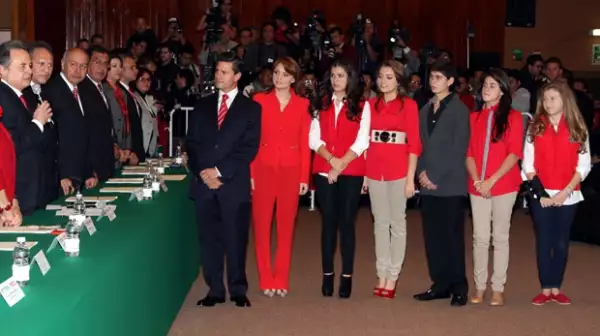 Enrique Peña Nieto comenzó oficialmente la carrera para llegar a la presidencia de México.
