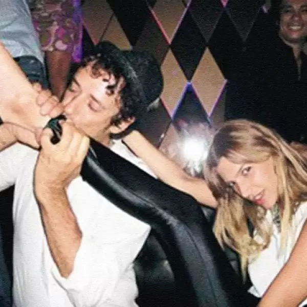 Aunque ha tenido fama de conquistador, la última persona con la que se relacionó es con la top model Chloé Bello, 26 años menor que él.