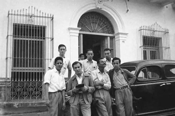 De una escuela con menos de 500 alumnos a una institución con decenas de miles de estudiantes.