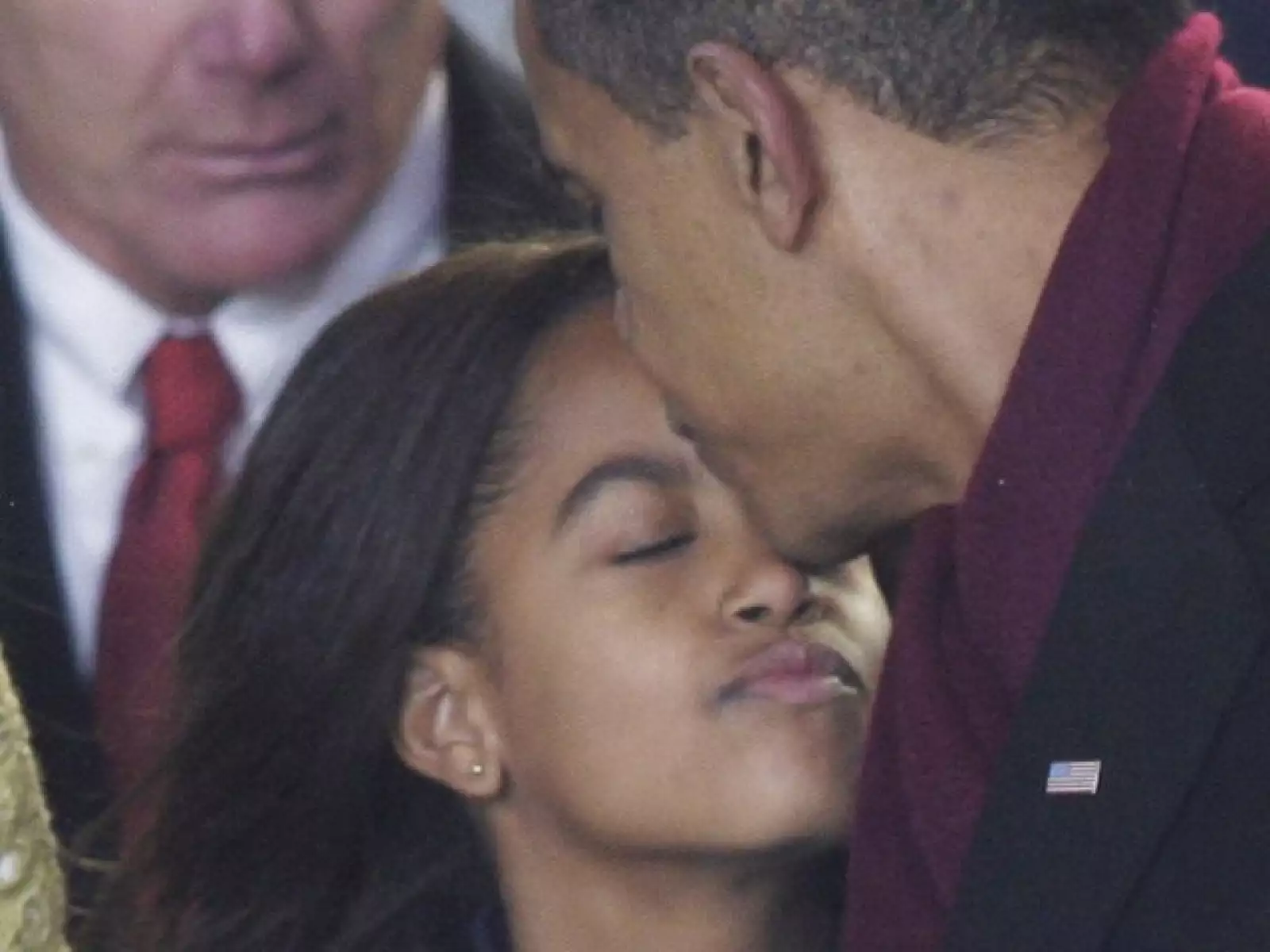 Un beso a Malia en el histórico 20 de enero de este año, cuando tomó posesión como presidente de EU.