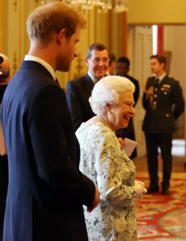 El príncipe Harry y la difunda reina Isabel II