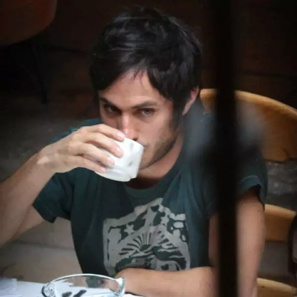 Los paparazzis no descansaron hasta lograr tener una imagen del charolastra comiendo y tomando café con unos amigos.