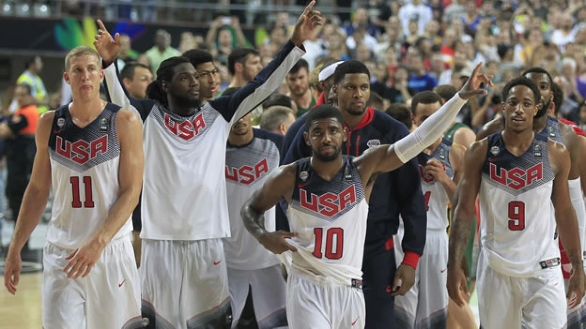 Los jugadores estadounidenses saludan a su afición tras haber vencido a Lituania y con ello llegar a la final del Mundial de Basquetbol