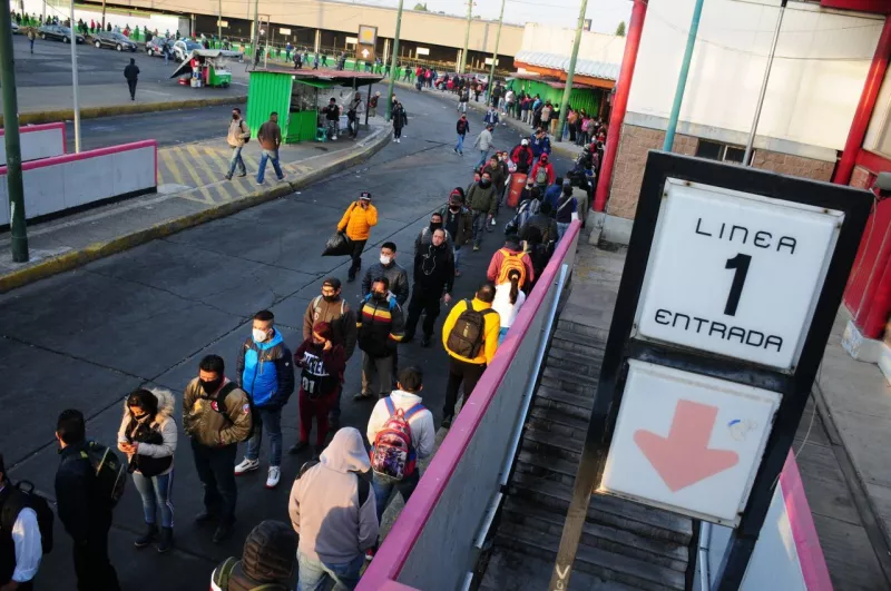 La línea 1 es de las afectadas por el incendio del sábado en las oficinas centrales del metro.