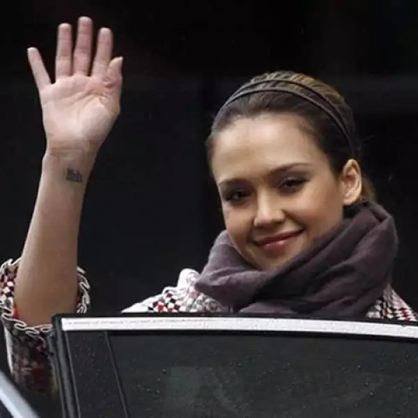 Jessica Alba tiene el caracter sáscrito de flor de loto tatuado en su muñeca. Además, la estrella de “Los 4 Fantásticos” tiene en la nuca una flor y una catarina, y en la espalda un moño.