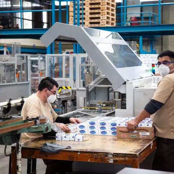 trabajadores-fabrica-la-corona