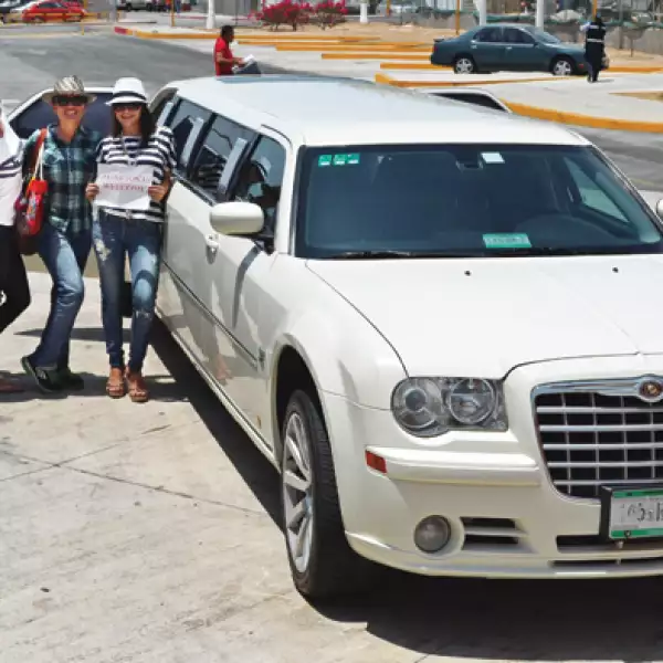 Las amigas fueron recibidas en el aeropuerto con un letrero y una limo.