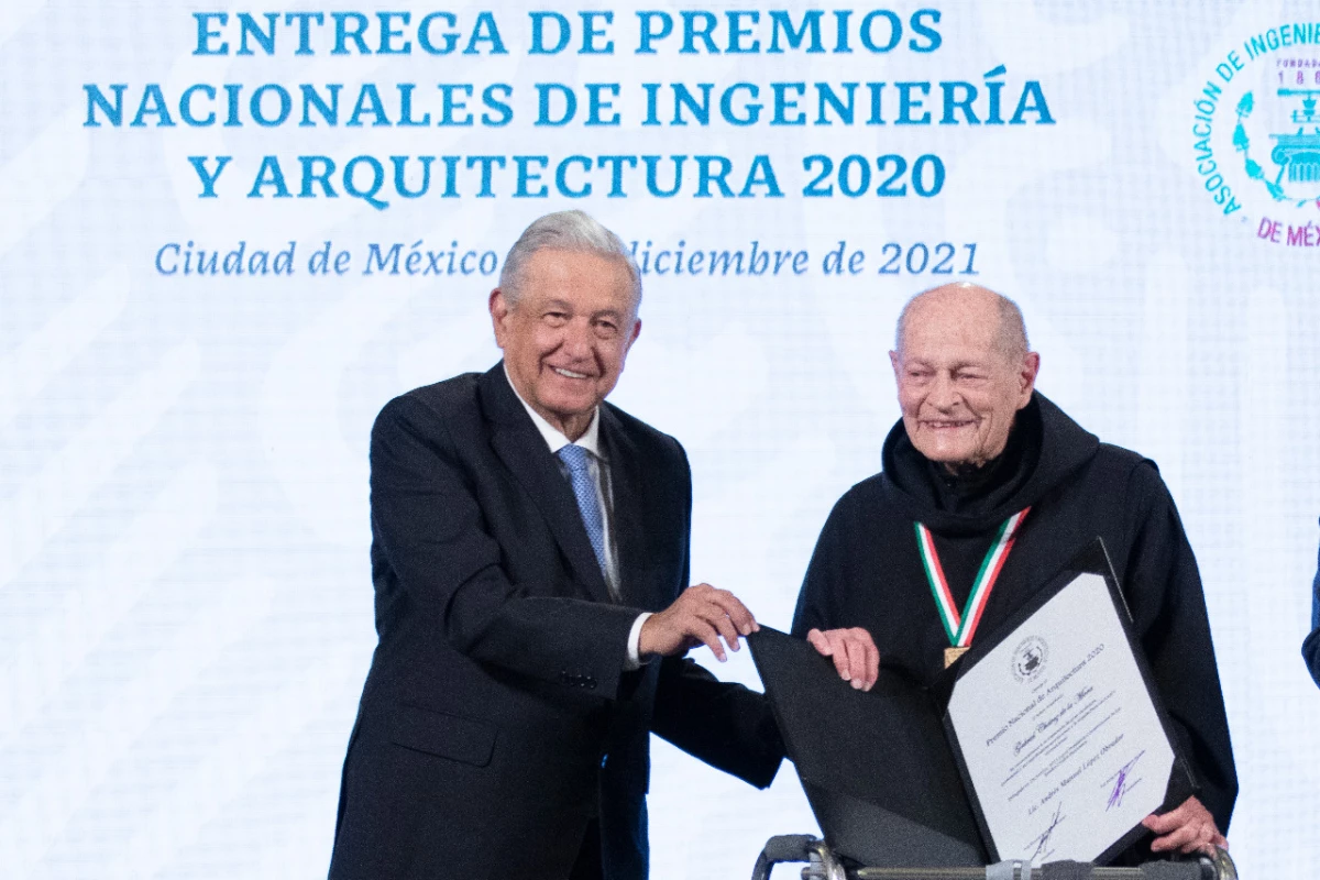 AMLO y Fray Gabriel Chávez de la Mora, premio nacional de arquitectura