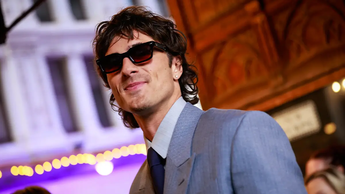 amigos-jacob-elordi-alfombra-roja.jpg