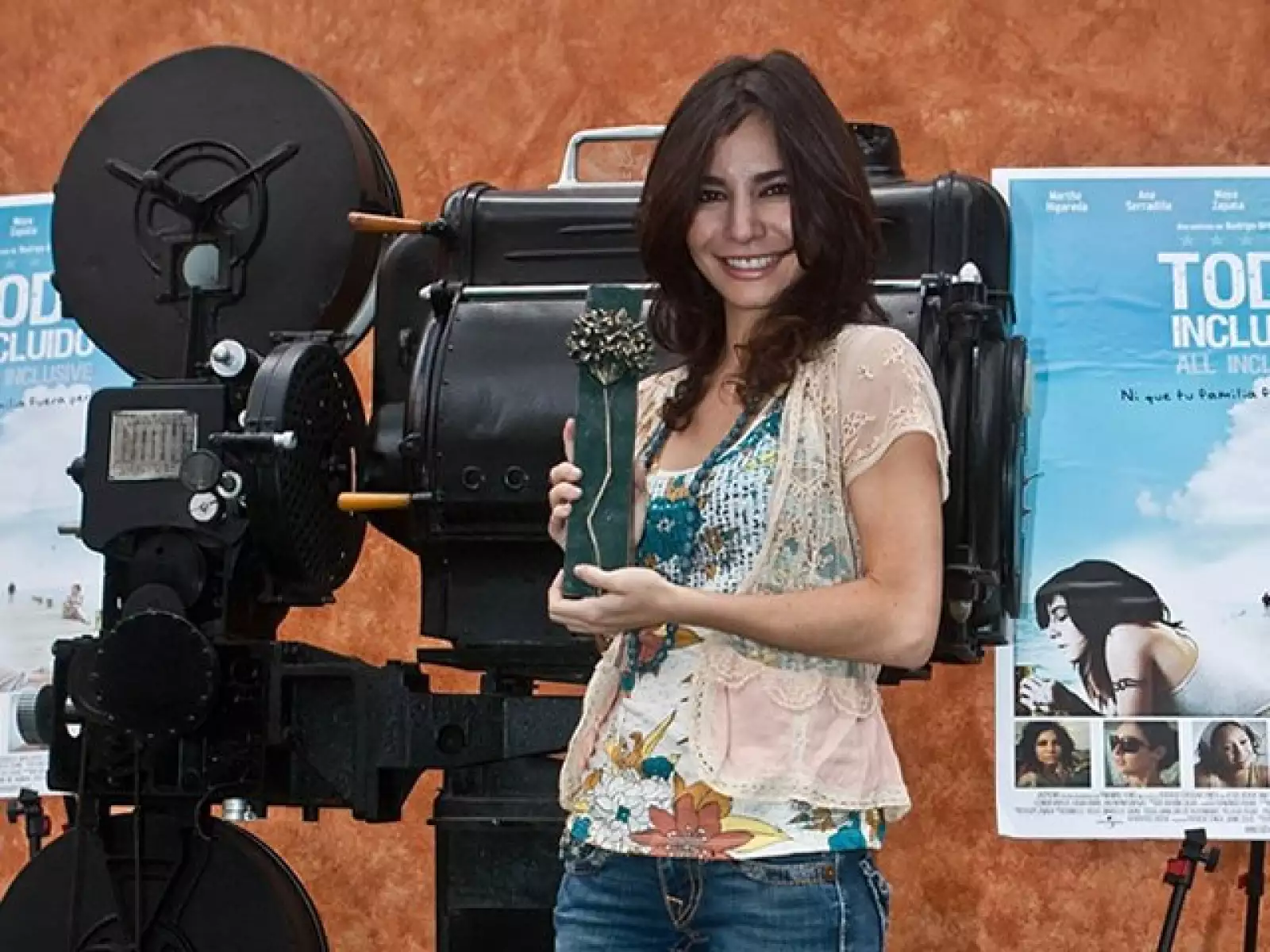 EL 19 de febrero de 2010 dió una conferencia llamada " con los pies sobre la tierra". Esta conferencia fue hecha en XPO JOVEN en el centro de convenciones y exposiciones de la ciudad de Chihuahua.