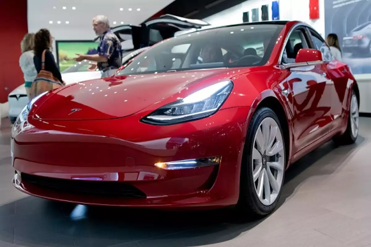 Tesla Model 3 (a)