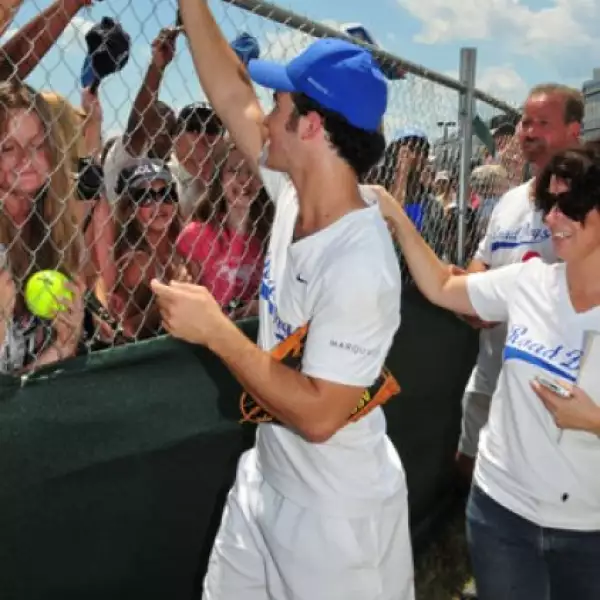 Sin duda fue un día diferente para los trabajadores de la compañía y sus familiares: más de dos mil personas, muchos niños se agolparon en las gradas, no en vano, pocas veces en la vida puedes conocer de cerca a unos auténticos ídolos juveniles.