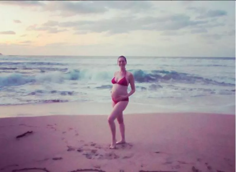 La actriz decidió publicar una foto suya mostrando su avanzado embarazo después de que unos paparazzi la fotografiaran en la playa.