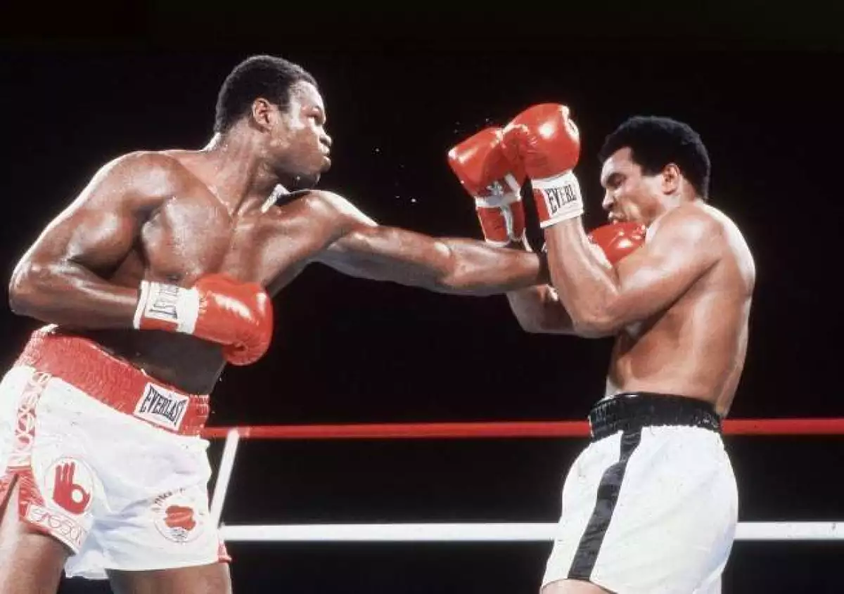 De las cinco derrotas de Muhammad Ali, tan solo en la que enfrentó a Larry Holmes, el boxeador pidió que pararan la pelea.