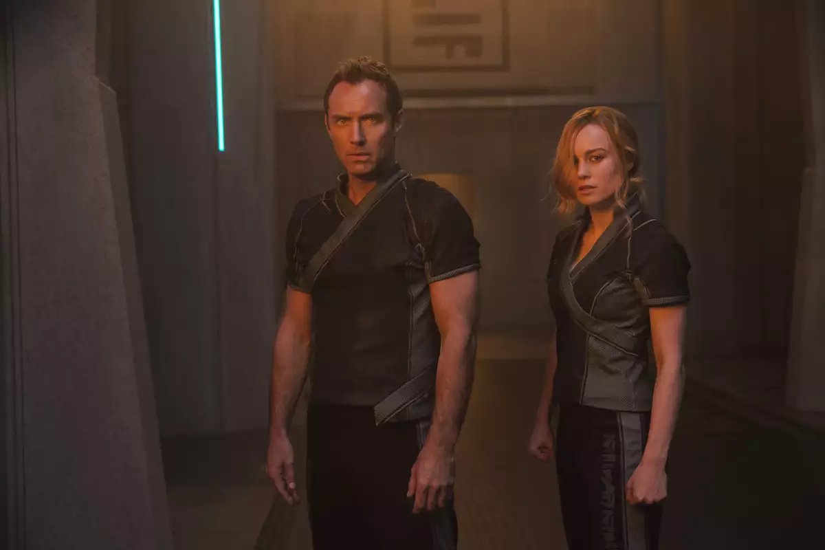 Jude Law y Brie Larson