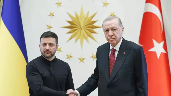 Esta fotografía del folleto tomada y publicada por el servicio de prensa presidencial turco el 15 de mayo de 2025, muestra al presidente turco Recep Tayyip Erdogan (R) estrechando la mano al presidente ucraniano Volodymyr Zelensky mientras posan en el Complejo Presidencial de Ankara.